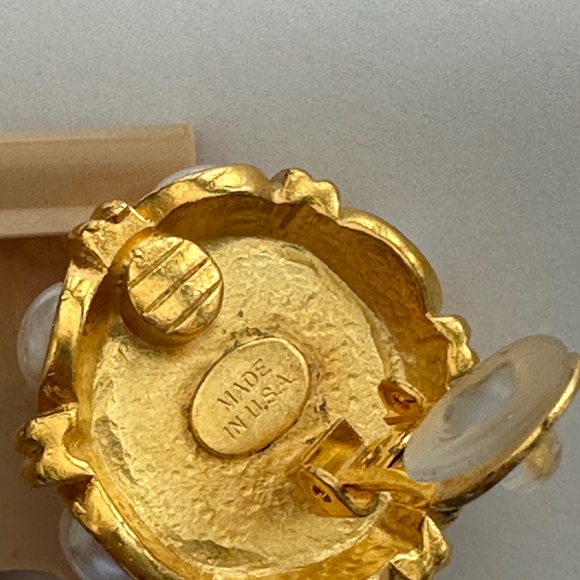 KENNETH JAY LANE, PEARL CABOCHON ROUND BUTTON GOLD CLIP EARRING WITH PEARLS ALL - Picture 6 of 8